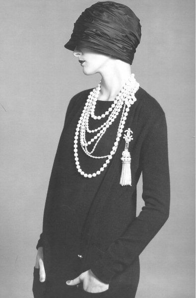 1920 Style, Style Année 20, American Vogue, Wearing Pearls, 1920's Fashion, 1920 Fashion, Look Retro, 20s Fashion, Flapper Style