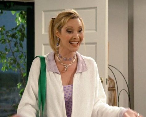 Lisa Kudrow Friends, Phoebe Buffay Outfits, Friends Phoebe, 90s Inspired Outfits, Friends Moments, Friend Jewelry, Phoebe Buffay, 90s Hairstyles, 90s Outfit