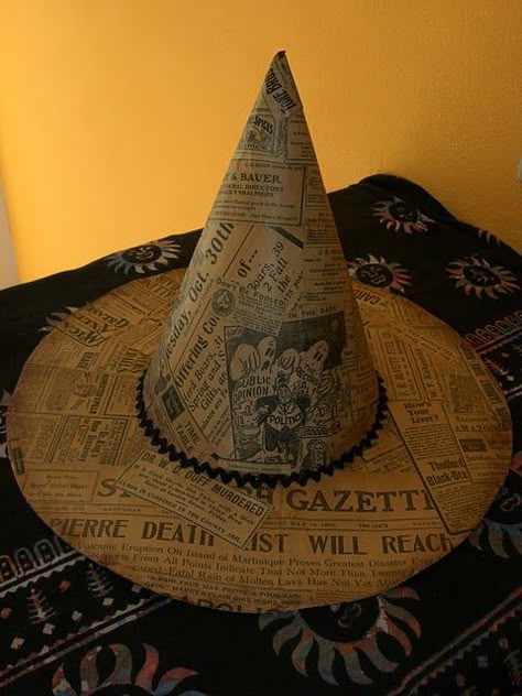 Newspaper Witch Hat Carte Halloween, Paper Hat, Theme Halloween, Halloween Inspiration, Halloween Projects, Halloween Boo, Halloween Hacks, Halloween Haunt, Mad Hatter