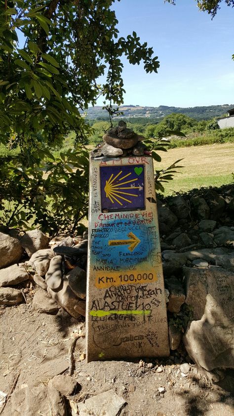 Mojón emblemático Km 100-Frank. Las señales, que encontrarás a lo largo del Camino de Santiago son además de la flecha amarilla pintada a mano, Vieira, Cruz de Santiago, Concha azul de la CEE, Portazgo y Camino de las Estrellas. También existen otras señales esculpidas en monumentos, pero que no resultan inteligibles para los no iniciados. El camino de Santiago, principalmente el Camino Francés, está muy bien señalizado. Saint Jacques, Travel Life, Vision Board, Spain, Hiking, Book Cover, Travel, Santiago, Santiago De Compostela