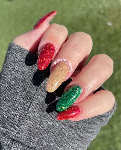 Christmas Nail Dip, Christmas Nails Glitter, Christmas Dip, Dip Nail Colors, Red And Gold Nails, Gold Acrylic Nails, Dip Nail, Acrylic Nail Set, Glittery Nails