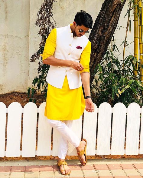 Groom Haldi Poses Single, Outfit For Haldi Function For Men, Haldi Photography Ideas Boys, Haldi Ceremony For Men, Haldi Ceremony Boy Photography, Haldi Ceremony Photography Poses For Men, Haldi Photoshoot Poses For Boys, Men Stills For Photography, Haldi Look For Men