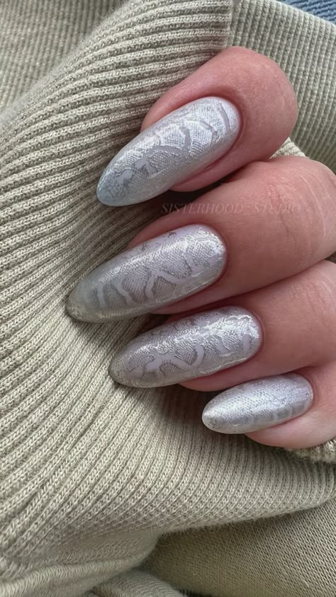 Silver snake print Snake Nails, Cute Acrylic Nails, Nails Inspo, Snake Print, Paris France, Nail Inspo, Gel Nails, Acrylic Nails, Manicure