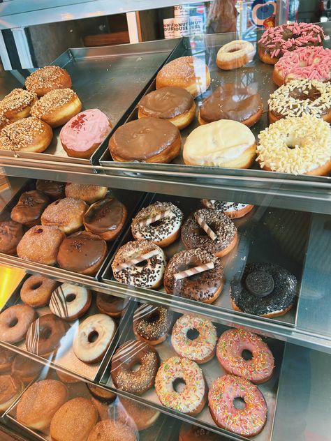 Box Of Donuts Aesthetic, Aoi Asahina Aesthetic, Vintage Donut Shop, Donut Shop Aesthetic, Donut Aesthetic, Donuts Shop, Donuts Aesthetic, California Donuts, Star Donuts