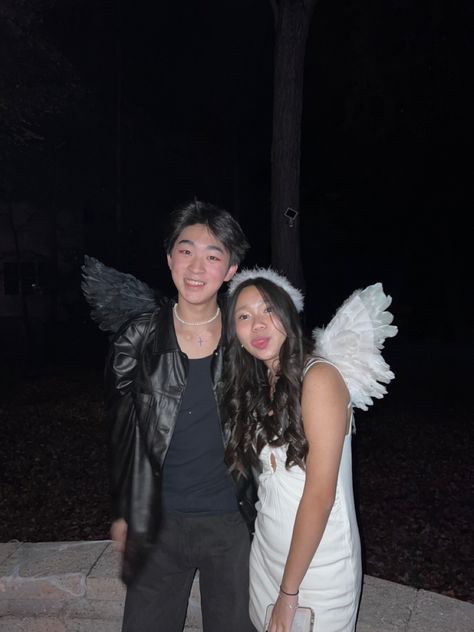 Couples Angel Costume, Black Angel Halloween, Angels Costume, Black Angel Costume, Disfraces Ideas, Partner Halloween Costumes, Dark Angel Costume, Angel Halloween, Light Angel