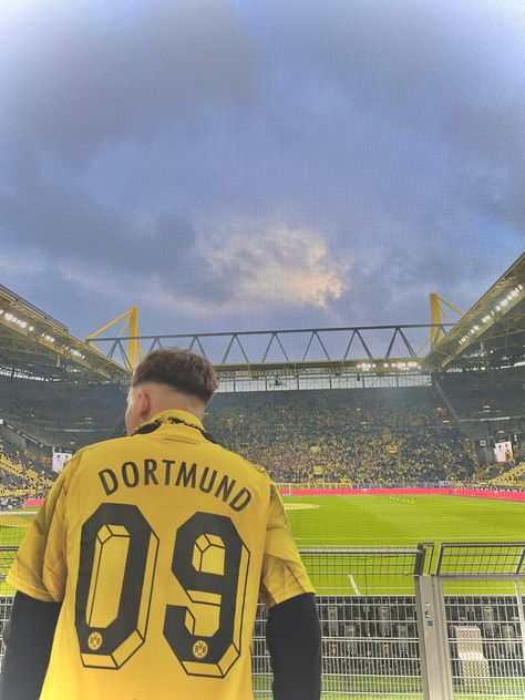 Dortmund Aesthetic, Football Gif, Jersey Outfit, Borussia Dortmund, Black N Yellow, Places To Go, Football, Photo And Video, Instagram Photo