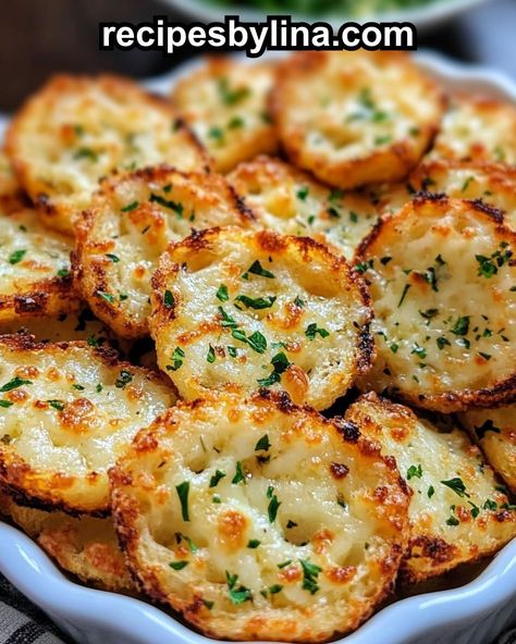 Crunchy, cheesy Garlic Bread Ritz Bits make the perfect snack or appetizer! Quick, easy, and loaded with garlic and Parmesan flavors. Easy Salty Snacks, Ritz Cracker Recipes Snacks, Ritz Bits, Crackers Appetizers, Ritz Cracker Recipes, Dried Parsley, Cheesy Garlic Bread, Best Appetizer Recipes, Snack Mix Recipes