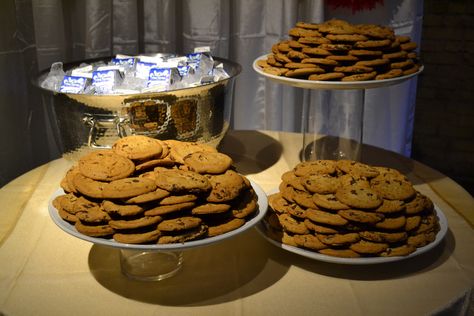 Groom's Dessert display of Chocolate Chip Cookies & Milk Cartons. Chocolate Chip Cookie Display, Cookies Display, Cookie Bar Wedding, Interactive Food Stations, Cookie Arrangements, Cookie Buffet, Cookie Wedding, Cookie Display, Dripping Springs Texas