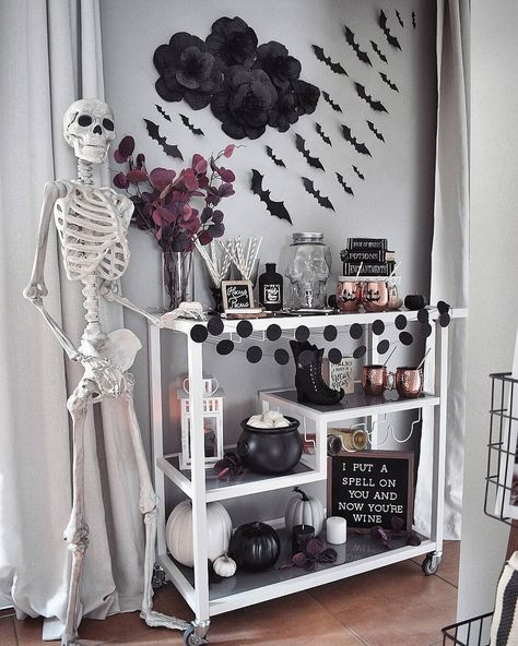 Bar Cart Inspiration, Halloween Bar Cart, Halloween Bar, Halloween Decor Ideas, Full Moon Party, Dinner Party Decorations, Halloween Party Dinner, Bar Cart Styling, Cart Decor