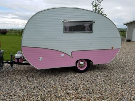 Vintage Siesta Travel Trailer for Sale. This 12 ft. 1956 canned ham camper is a complete frame-off restoration. At 1740 pounds, it is titled and can easily be towed with your SUV. Vintage Camper Exterior, Vintage Camper Paint, Boondocking Tips, 1974 Shasta Camper Remodel, Camper Exterior, Camper Crafts, Vintage Campers For Sale, Canned Ham Camper, Retro Travel Trailers