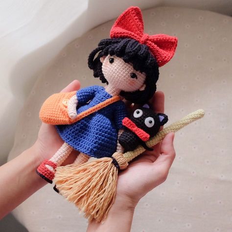 Kuma on Instagram: “I received so many loves so I post my Kiki and Jiji once again! 😍 . . . #kikideliveryservice #kikideliveryservicecosplay #amigurumi…” Kiki's Delivery Service Cosplay, Kiki And Jiji, Anime Amigurumi, Loom Crochet, Set Anime, Crochet Tutorial Pattern, Kiki's Delivery Service, Knitting Machine Projects, Doll Sets