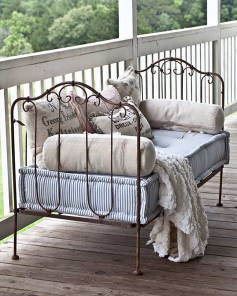 Crib Bench, Muebles Shabby Chic, Farmhouse Sofa, French Pillows, Farmhouse End Tables, Iron Bed, French Farmhouse, Cool Ideas, Shabby Chic Homes