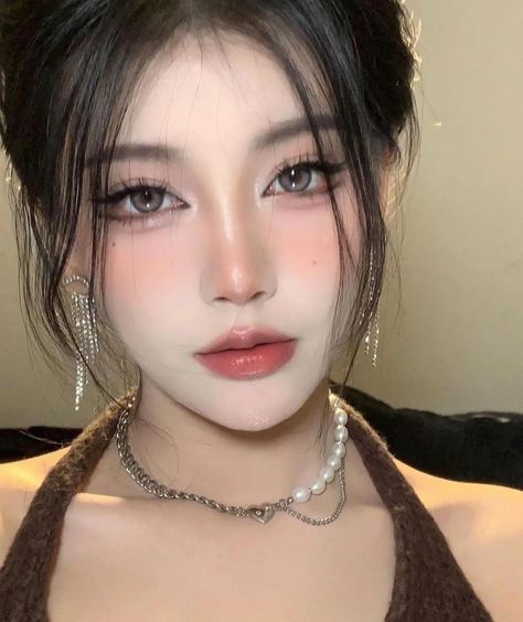 Korean Party Makeup, Angelic Makeup Aesthetic, Makeup Layout, Makeup Chinese, Smokey Eye Makeup Look, Asian Makeup Looks, Korean Makeup Look, Douyin Makeup, Soft Makeup Looks