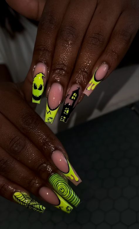 By @gleefultipss Halloween Nails With Charms Short, Spooky Nails Acrylic Coffin, Holloween Nails Idea, Halloween Nail Inspo Short, Scream Nail Art, Coffin Halloween Nails, Ghostface Nails, Coraline Nails, Beetlejuice Nails