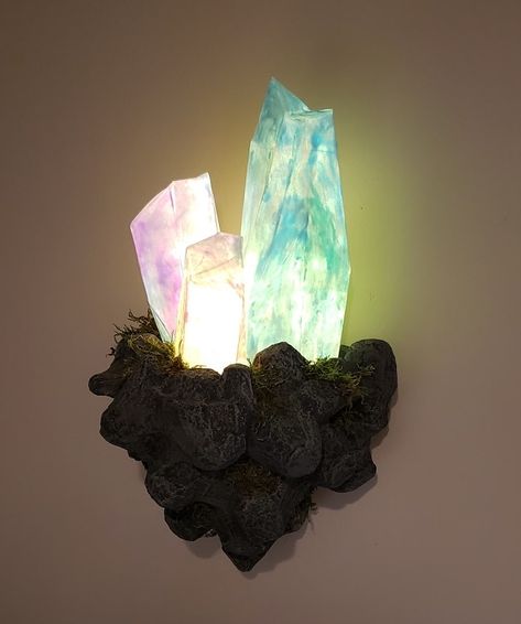 Crystal Wall Lamp DIY Crystal Room Decor Inspiration, Diy Giant Crystals, Crystal Wall Decor, Diy Crystal Decor, Resin Crystal Art, Diy Fantasy Decor, Paper Mache Projects Ideas, Crystal Terrarium Diy, Diy Lamp Base