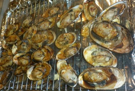 How to Cook Grilled Freshwater Mussels Mussels Baked, Freshwater Mussels, Historical Food, Mussels Recipe, Veggie Salad, Lazy Days, Seafood Dishes, How To Cook, Fresh Water