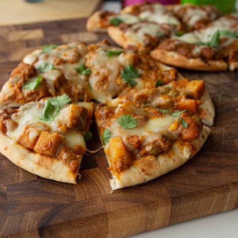 Indian Pizza, Mason Jar Meal Prep, Bread Pizza Recipe, Easy Thai Recipes, Goat Cheese Pizza, Pizza Topping, Homemade Sandwich, Pizza Recipes Easy, Pizza Flavors