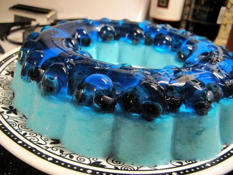 Yogurt Jello Recipe, Jello Creations, Jello Deserts, Jello Mold Recipes, Jello Gelatin, Vanilla Frozen Yogurt, Blue Jello, Jello Dessert Recipes, Jelly Desserts