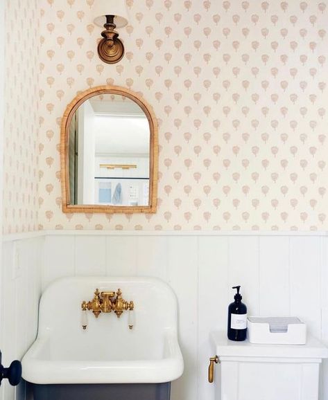 Sister Parish Design on Instagram: "Just adore this Petite Skukusa powder room by @residentsunderstood. We love these beautiful, hand-screened little artichokes (available in 3 colorways). Petite Skukusa was inspired by an African print that Sister collected on a trip to South Africa. This print will never go out of style. (Also available in fabric!)" Sister Parish, American Interior, Wallpaper Samples, Powder Room, Round Mirror Bathroom, African Print, Exterior Design, All Design, Fabric Wallpaper