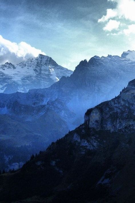 Gorgeous shades of blue in this mountain shot! Dark Academia Aesthetic Tips, Most Beautiful Nature, Beautiful Nature Photography, Dunia Disney, Everything Is Blue, Belle Nature, Kunst Inspiration, About Nature, Dark Academia Aesthetic