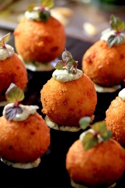 Bacon Twist, Risotto Balls, Canapes Recipes, Catering Food, Wedding Catering, Tasty Food, Food Presentation, Food Plating, Wedding Food