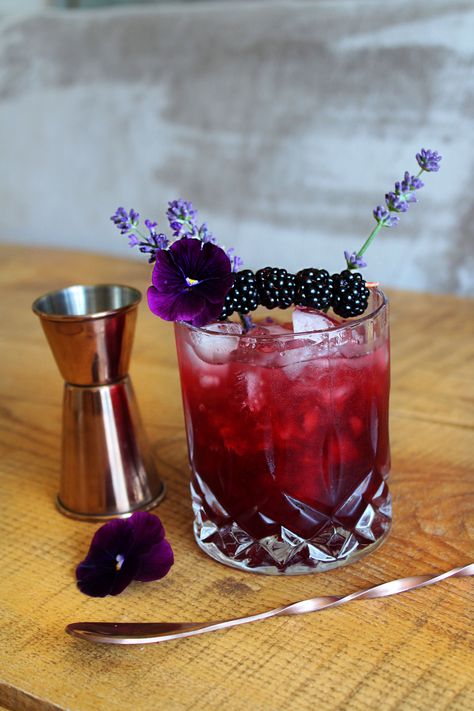 Blackberry Honey, Autumn Cocktail, Blackberry Lavender, Honey Cocktail, Honey Whiskey, Bourbon Smash, Honey Bourbon, Fall Cocktails Recipes, Bourbon Cocktails