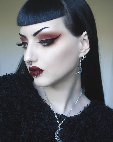 antisocialpariah: “(via #meralunaxalchemyxobsidian • Instagram photos and videos) ” Obsidian Kerttu, Goth Outfit Ideas, Punk Makeup, Witch Moon, Goth Model, Gothic Looks, Gothic Girl, Goth Women, Goth Beauty