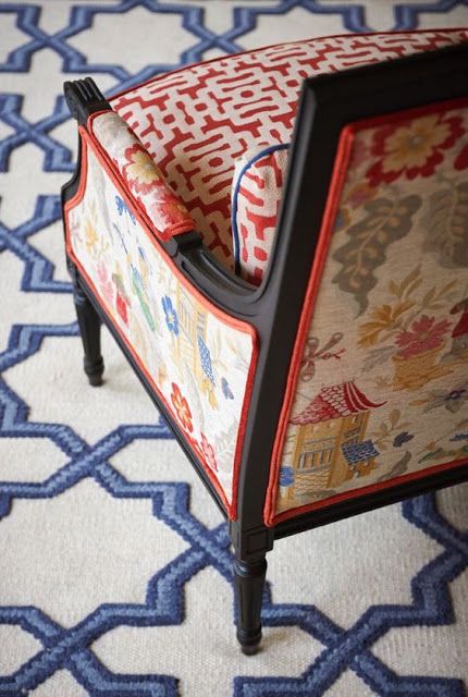 Eye For Design: Decorating In Modern Chinoiserie Style Modern Chinoiserie, Chinoiserie Decorating, Blue Chinoiserie, Chinoiserie Style, Chinoiserie Chic, Upholstered Chair, Asian Decor, Retro Home Decor, Retro Home