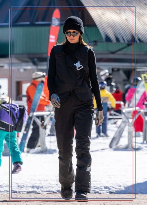 Kendall Jenner Finally Found a Pair of Flattering Snowboarding Pants Snowboard Outfit Women, Black Ski Outfit, Snowboarding Outfit Women's, Snow Outfits For Women, Ski Outfit For Women, Ski Fits, Snow Fits, Snowboarding Pants, Ski Aesthetic