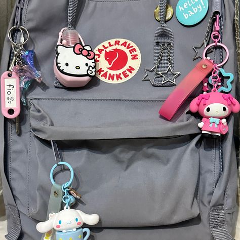 back to school, what’s in my kanken, kanken inspo, sanrio aesthetic Kanken Backpack Aesthetic School, Fjallraven Aesthetic, Kanken Backpack Aesthetic, Preppy Stationary, Mochila Aesthetic, Kanken Aesthetic, Stationary Bag, Sanrio Aesthetic, Preppy Bags