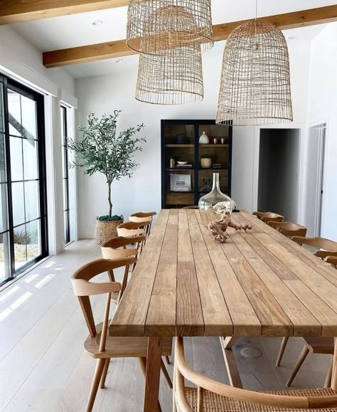 Wood Been Ceiling, Natural Wood House Decor, Boho Modern Chandelier, Lanai Dining Table, Big Dinning Room Ideas Modern, Scandinavian Farmhouse Kitchen Table, Dining Room Large Table, Modern Organic Kitchen Table, Tulum Inspired Decor