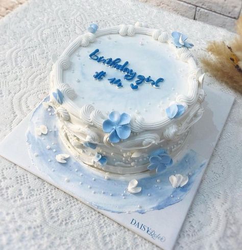 Cake Blue Aesthetic, Pastel Blue Cake Aesthetic, Blue Cake Designs Birthday, Light Blue Birthday Cake, Blue Vintage Cake, 17 Birthday Cake, Blue Birthday Cakes, Ocean Cakes, 13 Birthday Cake