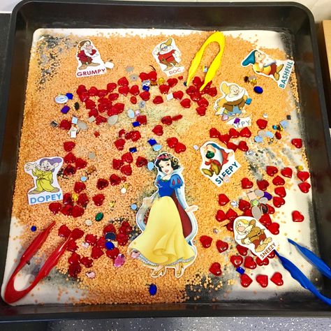 Snow White Sensory PD Activity Snow White Eyfs Activities, Disney Eyfs Activities, Snow White Activities For Preschool, Snow White Crafts Preschool, Snow White Activities For Kids, Snow White Activities, Snow White Games, Snow White Crafts, Snow White Fairytale