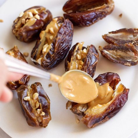 Snickers Dates | Donut follow the Crowd Date Snickers Bars, Snicker Dates, Fit Snickers, Snickers Dates, Roadtrip Snacks, Date Snickers, Raw Chocolate Recipe, Healthier Snacks, Lazy Vegan