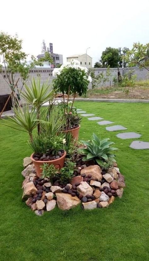 Small Garden Design Ideas Low Maintenance, Diy Rock Garden, Stone Flower Beds, Cheap Landscaping Ideas, Rock Garden Design, Rock Garden Landscaping, Front Yard Garden, Small Garden Design, Garden Designs