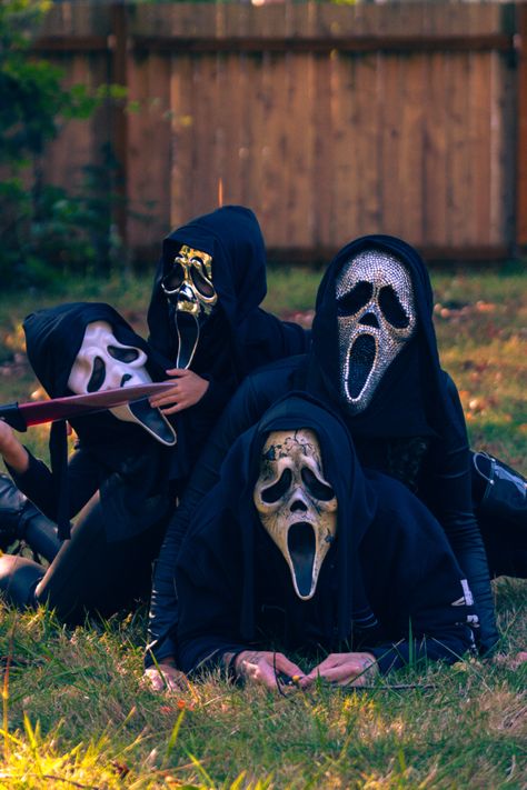 family photoshoot ghostface costume Ghost Face Family Photoshoot, Ghostface Photoshoot Friends, Ghost Face Photoshoot Friends, Family Halloween Pictures, Spooky Family Photo Shoot, Halloween Family Photoshoot, Halloween Family Photos, Family Halloween Photoshoot, Ghostface Photoshoot