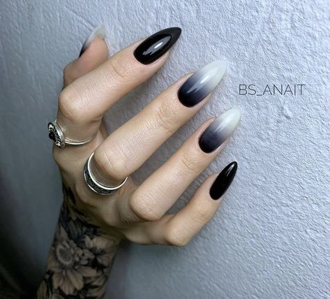 Black Ombre French Nails, White Black Ombre Nails, Bougie Nails, Ambre Nails, Potter Nails, Ombre French Nails, Black Ombre Nails, Black White Nails, Witchy Nails