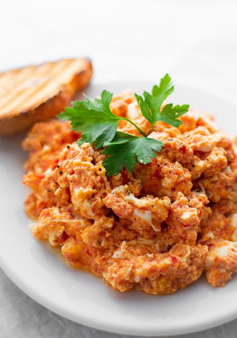 Soft & Fluffy Scrambled Eggs With Fresh Tomato Greek Breakfast, Scrambled Eggs Recipe, Grilled Bread, Global Cuisine, Egg Dish, Mediterranean Dishes, Middle Eastern Recipes, Scrambled Eggs, Egg Recipes