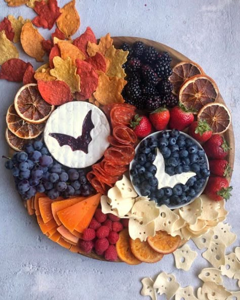 Recetas Halloween, Spooky Food, Halloween Party Dinner, Halloween Food Treats, Charcuterie Inspiration, Charcuterie And Cheese Board, Charcuterie Recipes, Halloween Dinner, Halloween Snacks