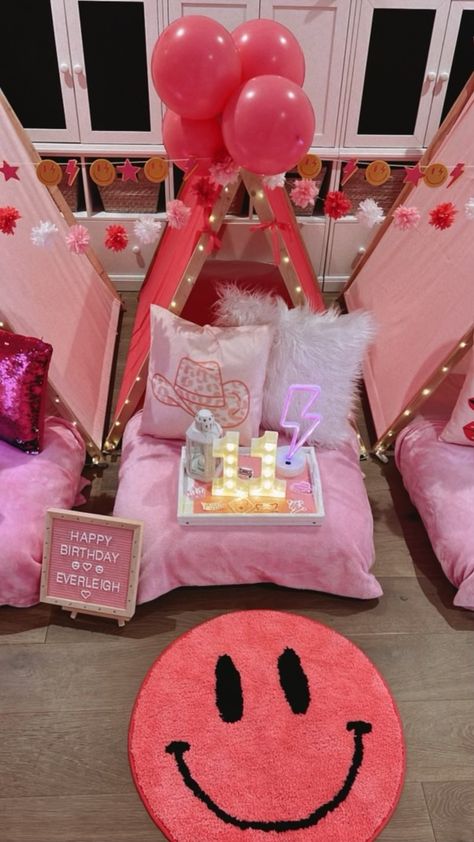 Tp Slumber Party, Barbie Party Sleepover, Cute Sleep Over Ideas, Preppy Sleepover Set Up, 10 Year Sleepover Party Ideas, Sleep Over Party Ideas For Teens, Slumber Party Set Up, Birthday Slumber Party Ideas For Teens, Cute Slumber Party Ideas