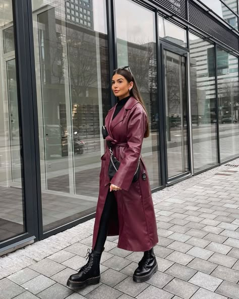 Red Trench Coat Outfit, Burgundy Coat Outfit, Leather Coat Outfit, Burgundy Trench Coat, Fall Chic Outfits, Trench Outfit, Red Leather Coat, Coat For Fall, Winter Mode Outfits