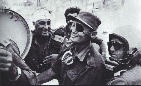 Legendary commander Moshe Dayan and his bandaged general Ari Sharon Moshe Dayan, American Military, Jewish History, Military Heroes, Blink Of An Eye, Historical Events, Stand By Me, Shutters, Famous People