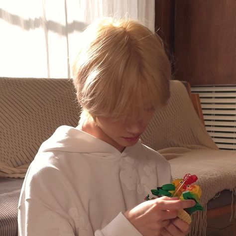 Beomgyu New Photos, Pineapple Beomgyu, Beomgyu Bear Drawing, Beomgyu Hands, Txt Beomgyu Selfie, Blonde Beomgyu, Beomgyu Happy, Beomgyu Icons Lq, Beomgyu Core