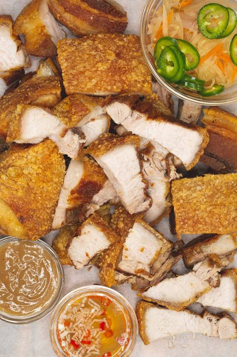 Lechon Kawali Recipe, Picnic Roast, Crispy Pata, Lechon Kawali, Fried Pork Belly, Pork Belly Recipes, Pig Roast, Crispy Pork, Pinoy Food