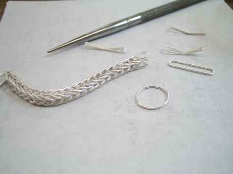 Loop In Loop Chain, Chain Making, Chain Loop, Chain Maille, Jewellery Inspiration, Jewelry Techniques, Double Chain, Chain Mail, Jewelry Making Tutorials