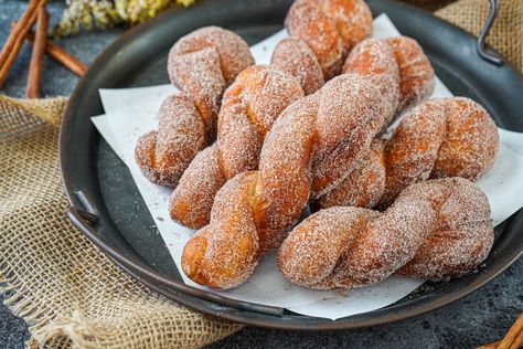 A recipe for Kkwabaegi (Korean Twisted Doughnuts)! These yeast-based doughnuts are twisted, deep-fried, and coated in cinnamon sugar. Vegetable Dumplings, Chicken Wontons, Cinnamon Sugar Donuts, Seasoned Rice, Vanilla Custard, Smash Burger, Meat Sauce, Vegetarian Options, Rice Cakes