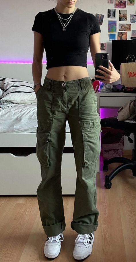 Style Green Cargo Pants, Olive Green Cargo Pants Outfit, Cargo Pants Outfit Summer, Olive Pants Outfit, Stylish Cargo Pants, Green Cargo Pants Outfit, Tomboy Stil, Pakaian Hipster, Olive Green Cargo Pants