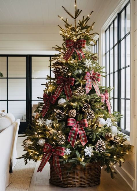 Christmas Tree Beautiful, Flip Christmas Tree, Christmas Tree With Red And White Decor, Merry Christmas Decoration Diy Ideas, 12ft Christmas Tree Decoration Ideas, Xmas Tree Ideas Decoration, Red And White Tree Decorations, Christmas Tree 2024 Trends Decoration, Brown And Red Christmas Tree