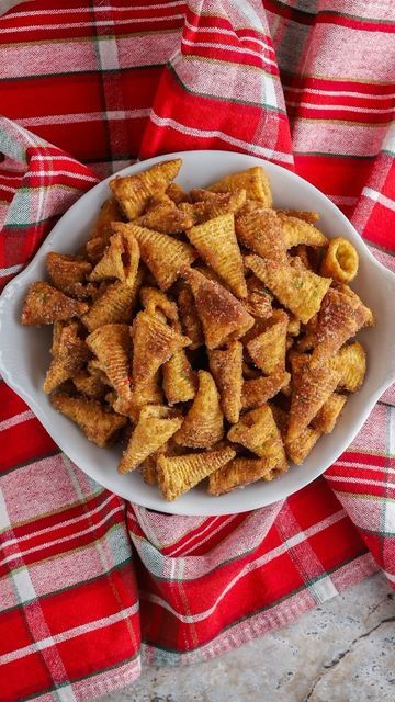 Emily Claire Susman on Instagram: "You must try my new favorite holiday treat, churro bites! These are so easy, great for gifts, snacks, or to bring to your next holiday party! Here’s the recipe: Ingredients * 1 bag of Bugles chips * 1.5 sticks unsalted butter * 3/4 cup brown sugar * 1 tsp vanilla extract * 2.5 tsp ground cinnamon divided * 1/2 cup granulated white sugar Directions: 1. Preheat oven to 350° degrees. On a cookie sheet lined with foil, lay out the bugles. 2. In a medium saucepan, melt the butter and brown sugar together over medium heat. Bring to a boil and boil for 2 minutes while stirring constantly. 3. Remove from the heat and whisk in the vanilla extract and 1 tsp of the ground cinnamon. 4. Pour the hot mixture evenly over the Bugles in the roasting pan and use a rub Cinnamon Bugles, Easy Cinnamon Bugles, Churro Bugles, Cinnamon Sugar Bugles, Bugle Snack Mix Recipes, Bugles Snack Mix Recipes, Bugles Dipped In White Chocolate, Fall Snack Mix With Bugles, Churro Bugle Snack