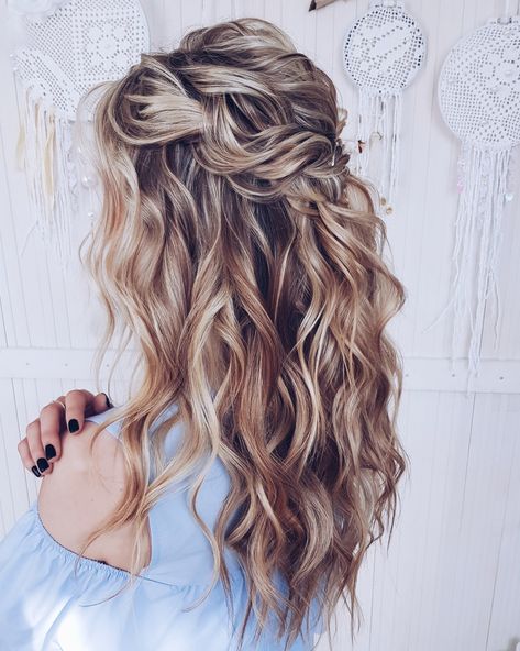 Beachy Wave Bridal Hair, Long Wedding Curls Down, Beach Bride Wedding Hair, Beach Wedding Hairstyles Medium Half Up, Bridal Hair Extensions Half Up, Beach Wave Formal Hairstyles, Bride Hairstyles Boho Loose Waves, Beach Wedding Hair Down Beachy Waves, Textured Bridal Hair Half Up